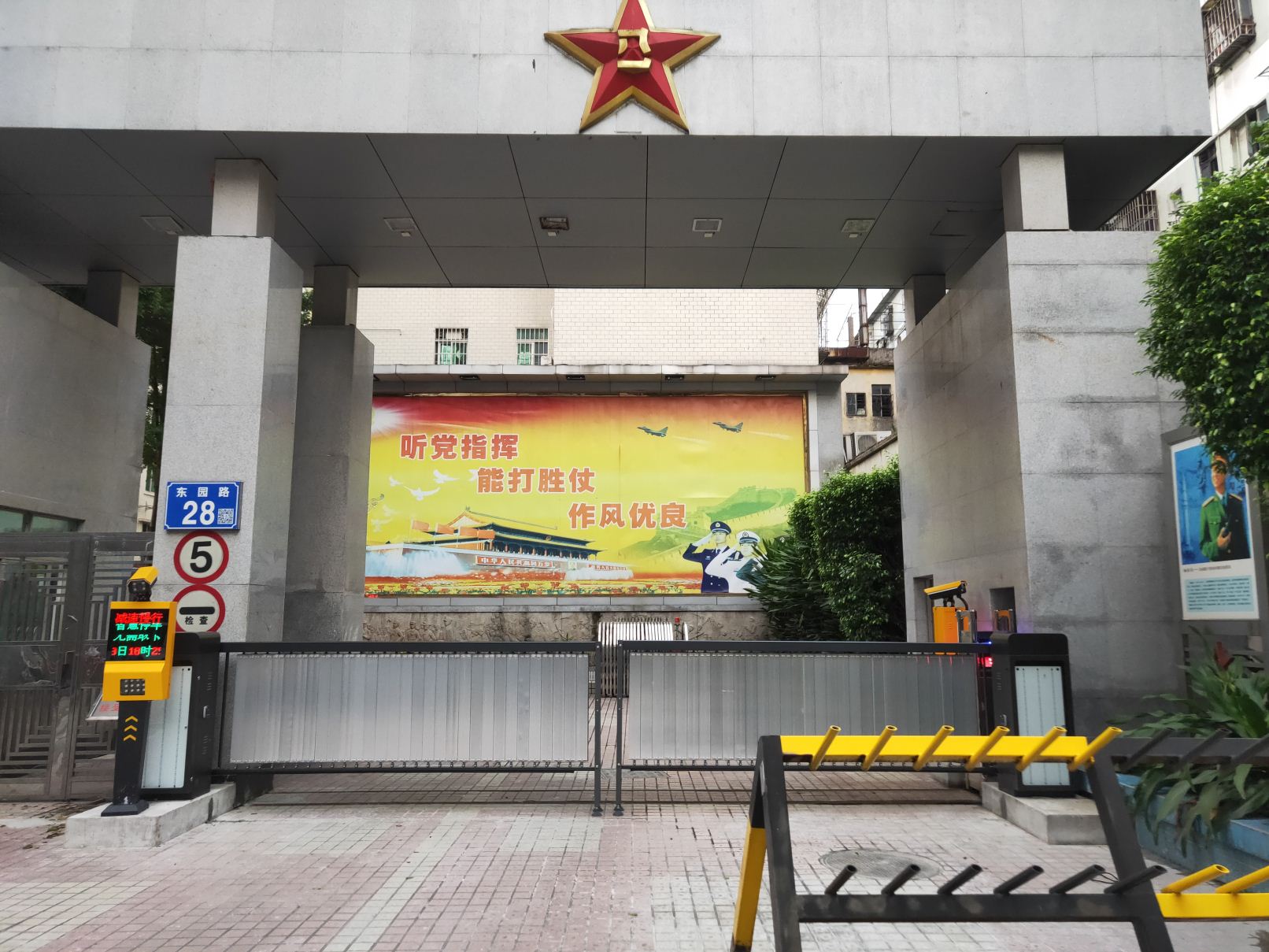广州军区车牌识别加广告闸